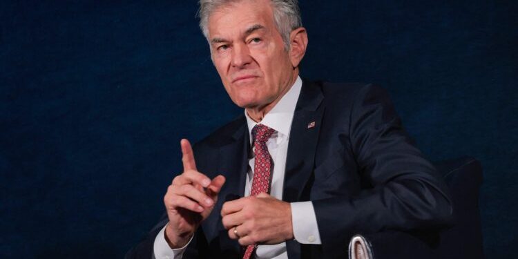 وثائق إبستين تكشف.. محمد أوز دعا الملياردير الراحل لحفل “عيد الحب”!