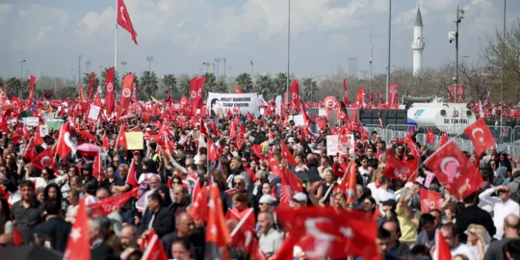 مظاهرات حاشدة في إسطنبول تضامنًا مع عمدة المدينة المسجون