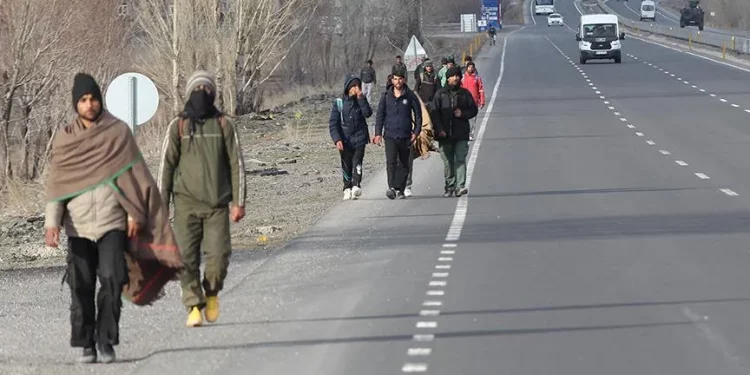 100 ألف يفرون من طهران تحت وطأة الضربات الأمريكية الإسرائيلية
