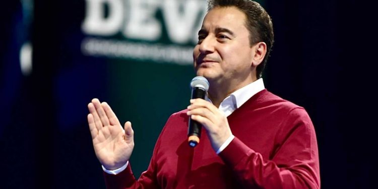 باباجان: غياب الثقة يضعف الاقتصاد التركي