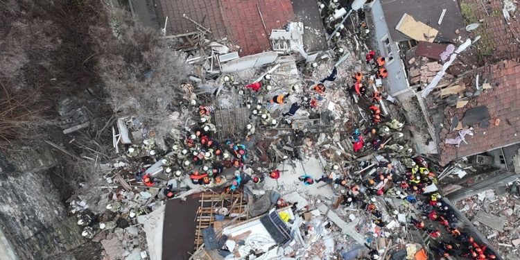 وقوع عمارتين سكنيين في إسطنبول