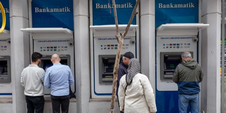 مخاوف في تركيا من تداعيات “حرب إيران”.. نذر تضخم