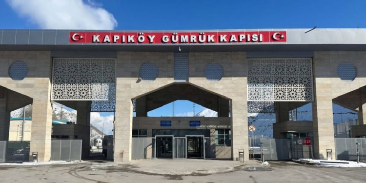 تركيا تعلق عملية عبور الأفراد من المعابر الحدودية الإيرانية