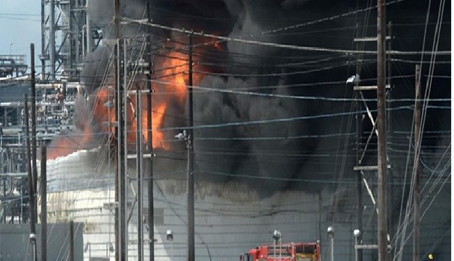 انفجار مصفاة نفط في تكساس الأمريكية ودعوات بالتزام المنازل