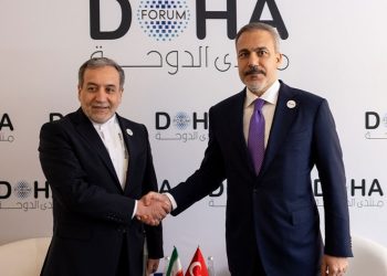 وزير خارجية تركيا يجري اتصالا بنظيره الإيراني على خلفية “الهجوم الصاروخي”