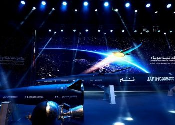 إيران تزيح الستار لأول مرة عن صاروخ “فتاح”