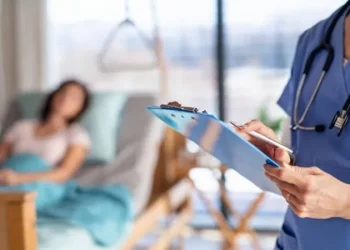 المستشفيات البريطانية تستعين بالممرضين لتعويض نقص الأطباء