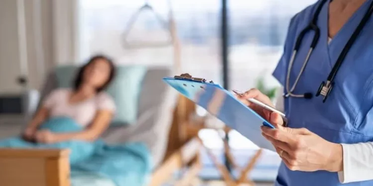 المستشفيات البريطانية تستعين بالممرضين لتعويض نقص الأطباء