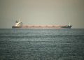 مدمرة أمريكية تعترض ناقلتي نفط كانتا تحاولان مغادرة إيران