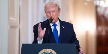 ترامب يتوعد إيران بـ “صراع لم يشهده التاريخ” إذا خُرقت الهدنة