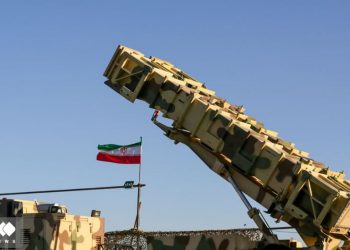 إيران تهدد بضرب السفن الحربية في مضيق هرمز