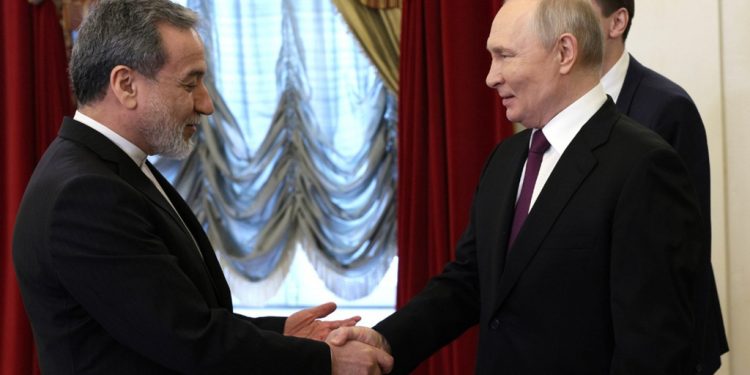 هل تصبح روسيا ضامنا للاتفاق الإيراني المحتمل مع الولايات المتحدة؟