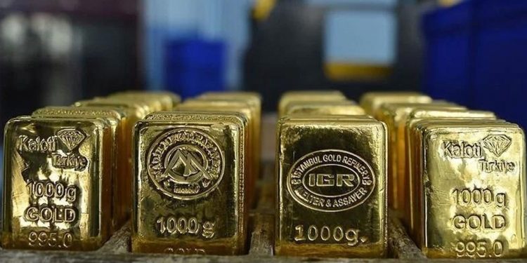 بنك استثماري عملاق يخفض توقعاته لأسعار الذهب 2026