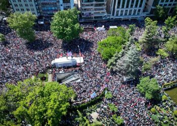 الزعيم التركي المعارض “أوزغور أوزال” يستقطب الآلاف في احتجاجات بتركيا