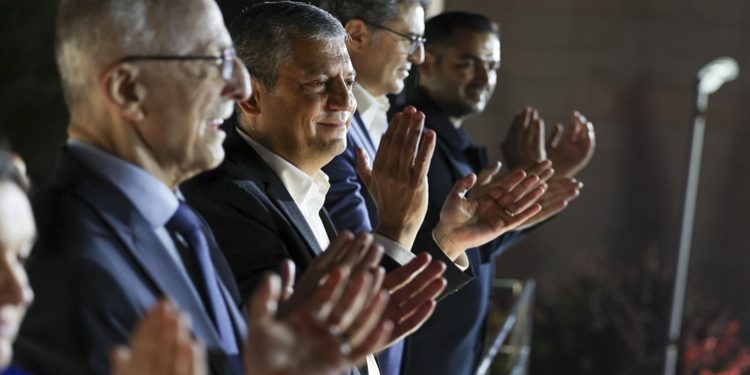 انتخاب زعيم حزب الشعب الجمهوري المعزول رئيسًا للكتلة البرلمانية