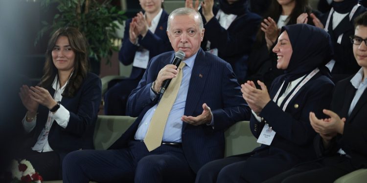 أردوغان: لن نترك شبابنا فريسة لوسائل التواصل الاجتماعي
