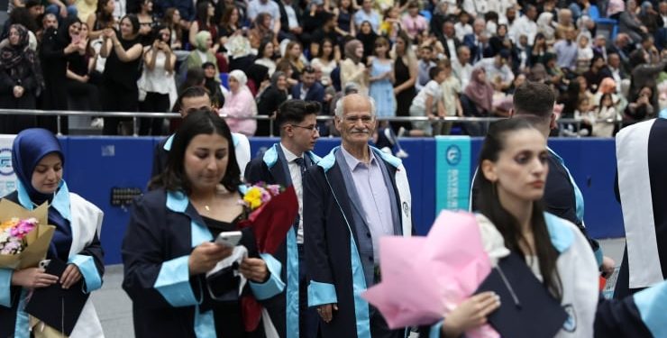 طموح لا يعرف السن.. سبعيني تركي يتخرج في الجامعة