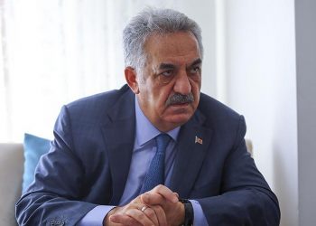 “العدالة والتنمية” يلوح بالاستفتاء الشعبي على الدستور الجديد