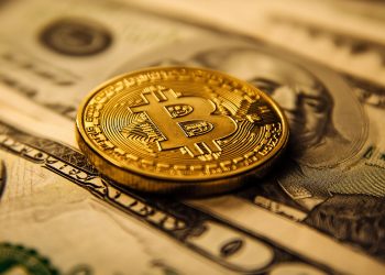 هبوط حاد يضرب العملات الرقمية.. بيتكوين تقترب من 70 ألف دولار