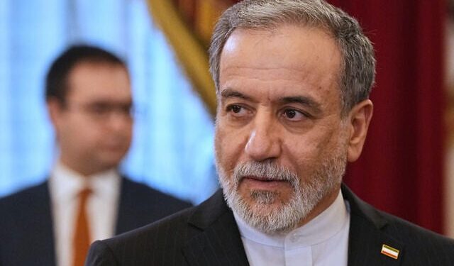 وزير الخارجية الإيراني يتحدث مع نظيريه التركي والبريطاني عقب الهجوم على إسرائيل