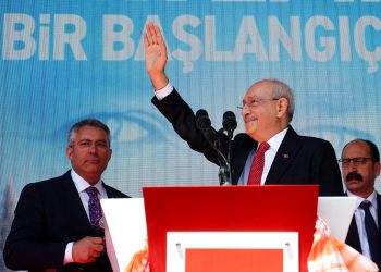 تركيا.. كيليجدار أوغلو يتراجع عن إلقاء خطاب للحزب في البرلمان