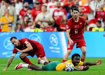 تركيا تتعثر في أولى مبارياتها بكأس العالم لكرة القدم