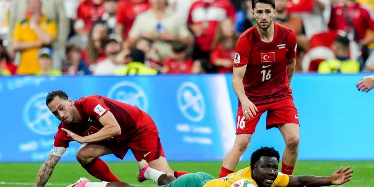 تركيا تتعثر في أولى مبارياتها بكأس العالم لكرة القدم