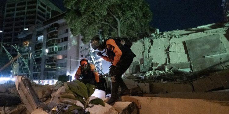 زلزال فنزويلا.. قتلى وجرحى وإعلان للطوارئ عقب هزتين أرضيتين مدمرتين