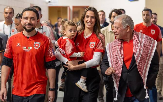 الأميرة رجوة بين أفراد العائلة المالكة الأردنية في مباراة المنتخب أمام الجزائر