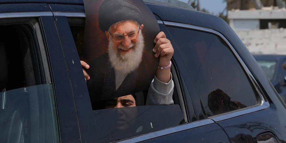 بعد تأجيل طويل: تشييع المرشد الإيراني السابق “خامنئي” ضمن مراسم استثنائية