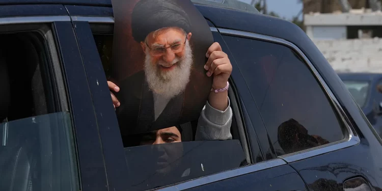 بعد تأجيل طويل: تشييع المرشد الإيراني السابق “خامنئي” ضمن مراسم استثنائية