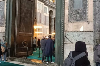 هل احتجزت تركيا سائحان روسيان في آيا صوفيا بسبب “الإنجيل”؟