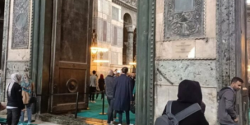 هل احتجزت تركيا سائحان روسيان في آيا صوفيا بسبب “الإنجيل”؟