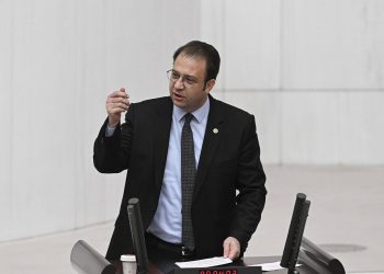 برلماني يهاجم “الحزب الجديد”: “يصلون الجمعة ثم يتجهون إلى النادي”