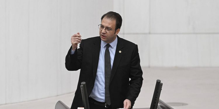 برلماني يهاجم “الحزب الجديد”: “يصلون الجمعة ثم يتجهون إلى النادي”