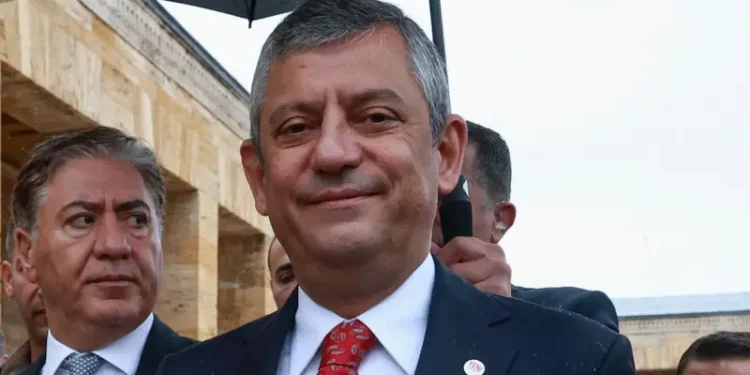 أوزغور أوزيل: أكثر من 200 بلدية تستعد للانضمام إلى “الحزب الجديد”