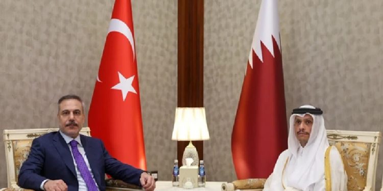 هاكان فيدان يلتقي رئيس الوزراء القطري في الدوحة