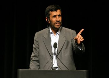 أحمدي نجاد يثير جدلا واسعا في إيران