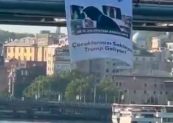 “خبئِّوا أطفالكم، ترامب قادم”.. لافتة على جسر الخليج في تركيا!