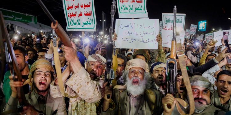 الحوثيون.. جبهة جديدة تؤرق الولايات المتحدة وتهدد بانقسام قوتها العسكرية