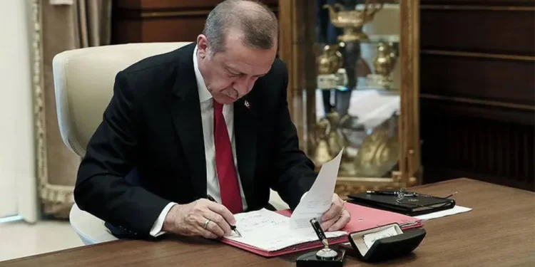 أردوغان يجري تغييرات واسعة في القيادات العسكرية
