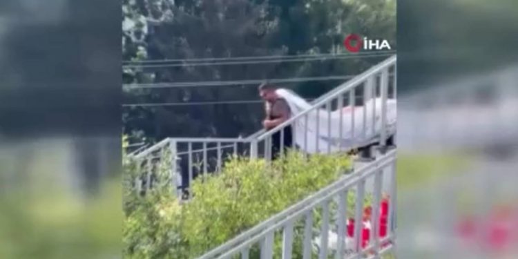 تركي يزيل لافتة للرئيس أردوغان من جسر في زونجولداك