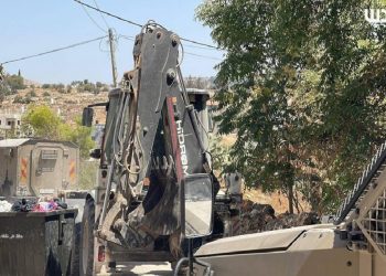 معدات تركية تستخدم في هدم منازل الفلسطينيين بالضفة الغربية!