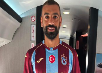 محمد صلاح يرتدي قميص طرابزون سبور ويوجه رسالة بالتركية