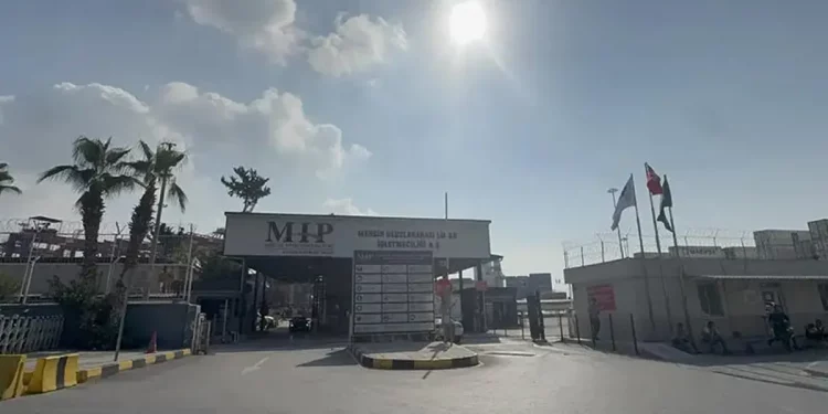 تسرب كيميائي في ميناء مرسين ونقل 50 عاملا إلى المستشفى وإخلاء الميناء