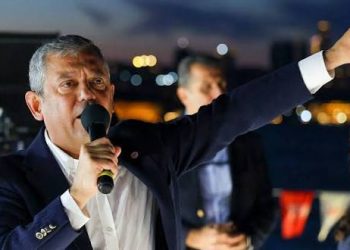 أوزغور أوزيل يندد بالزيادات السعرية للوقود ويطالب بإلغاء الضرائب فورًا