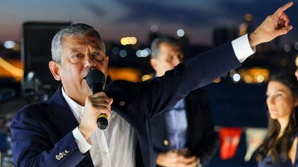 أوزغور أوزيل يندد بالزيادات السعرية للوقود ويطالب بإلغاء الضرائب فورًا