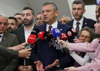 أوزغور أوزيل للحكومة: “نحن على أعتاب انفجار اجتماعي”
