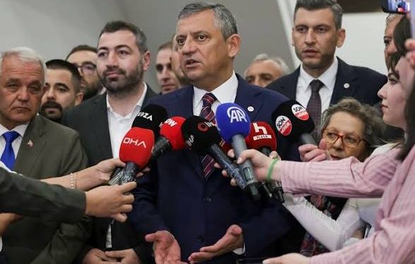 أوزغور أوزيل للحكومة: “تركيا على أعتاب انفجار اجتماعي”