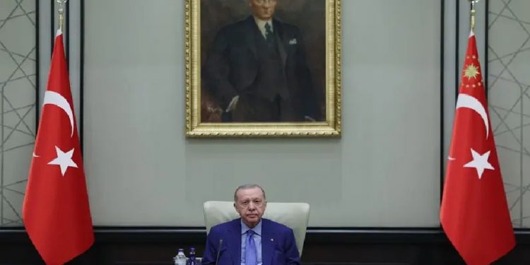 أزمة الصناديق الاستثمارية… أردوغان يتوعد والمعارضة تطالبه بالاستقالة